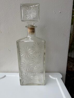 Clear Glass Starburst Decanter with Stopper